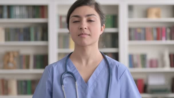 Porträtt av indiska kvinnliga läkare visar OK tecken med Finger — Stockvideo