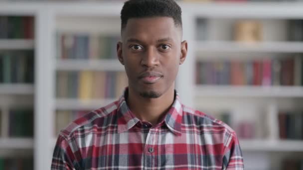 Portrét Afrického muže ukazující Ok Podpis s prstem — Stock video