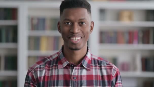 Portré izgalmas afrikai férfi ünnepli siker — Stock videók
