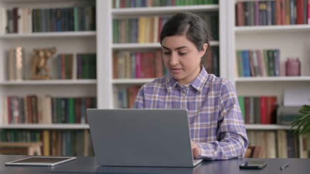 Femme indienne secouant la tête comme aucun signe tout en utilisant un ordinateur portable au bureau — Video