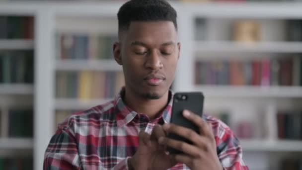 Retrato del hombre africano usando Smartphone — Vídeos de Stock