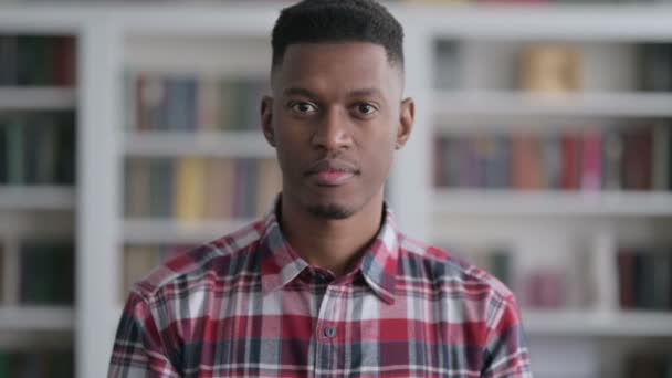 Portret van een Afrikaanse man met hoofdpijn — Stockvideo
