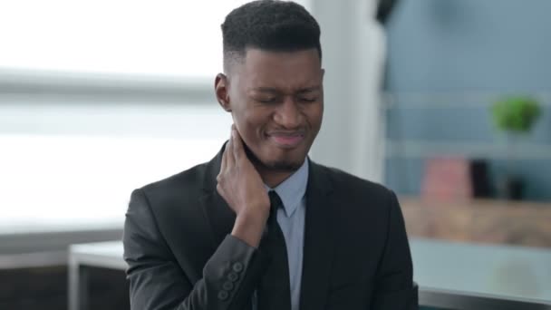 Retrato del empresario africano con dolor en el cuello — Vídeo de stock