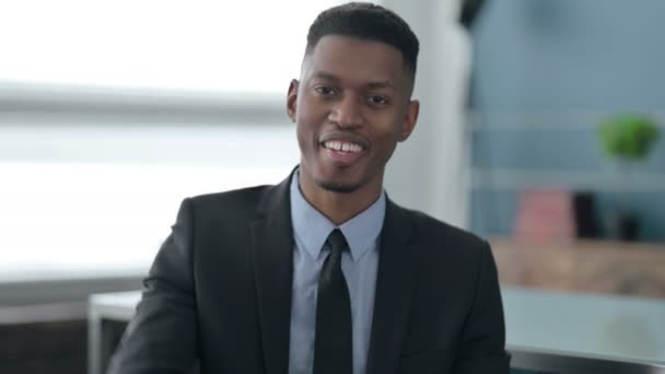 Portrét afrického podnikatele mluvící na online videohovoru — Stock video