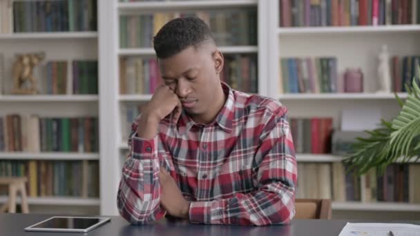 Сплячий африканський людина приймає Nap під час сидячи в офісі — стокове відео