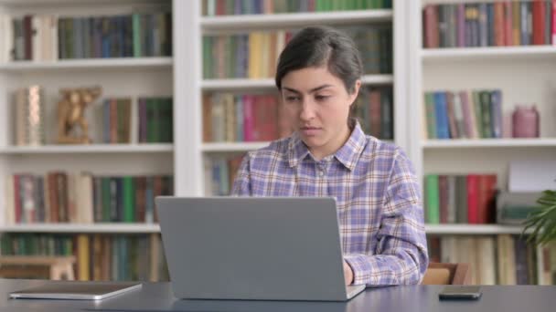 Indian kobieta mając ból szyi podczas korzystania z laptopa w biurze — Wideo stockowe