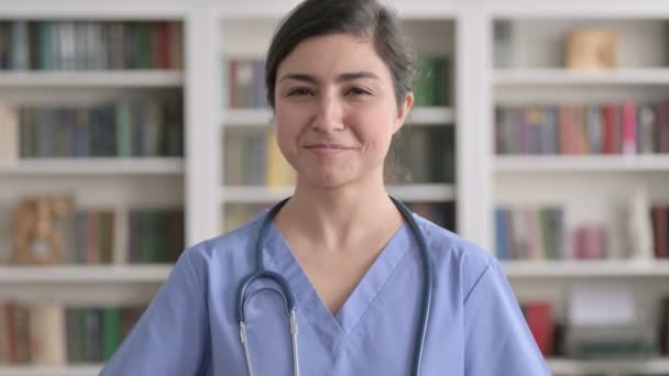 Porträtt av indiska kvinnliga läkare visar tummen upp tecken — Stockvideo