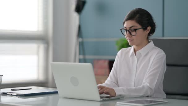 オフィスでノートパソコンを使用して成功を祝うインドのビジネス女性 — ストック動画