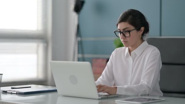 랩탑을 사용하는 동안 치통을 앓고 있는 병든 인도 사업가 — 비디오