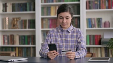 Hintli Kadın Smartphone 'da Başarılı Çevrimiçi Ödeme Yapıyor 