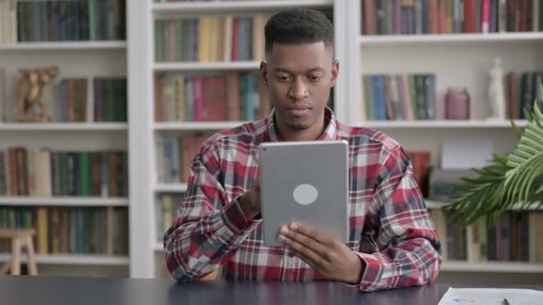Afrikaanse man viert succes op Tablet in Office — Stockvideo