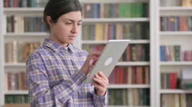 Ofiste Tablet kullanan Hintli Kadın Portresi 