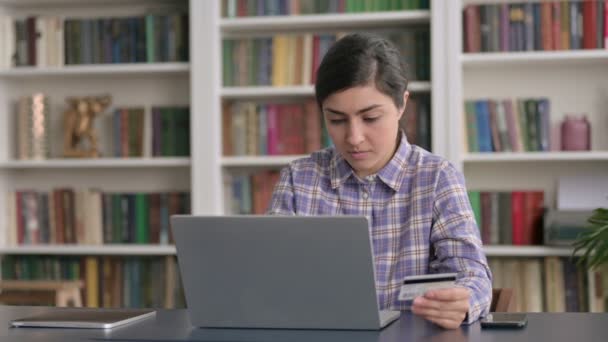 印度妇女在笔记本电脑上成功地在线付款 — 图库视频影像
