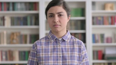 Kameraya Bakan Hintli Kadın Portresi, Üzgün İfade
