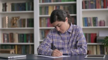 Kağıda yazarken Hayal kırıklığına uğrayan Hintli Kadın