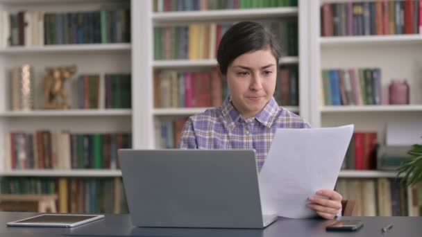 Mujer india con documentos de lectura de computadoras portátiles en la oficina — Vídeos de Stock