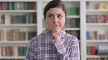 Düşünen Düşünen Hintli Kadın Portresi