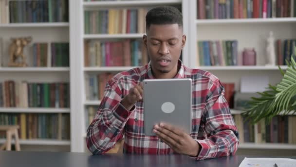 Afrikaanse Man reageert op verlies op tablet in Office — Stockvideo