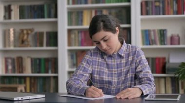 Ofisteki Kağıda Yazan Hintli Kadın