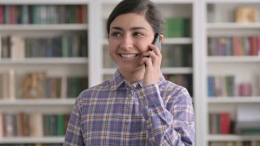 Akıllı Telefonla Konuşan Hintli Kadın Portresi