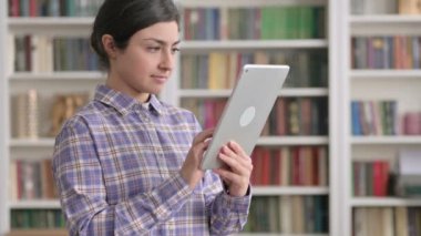 Ofiste Tablet 'te Kutlayan Hintli Kadın Portresi 