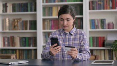 Hintli Kadın Smartphone 'da Çevrimiçi Ödeme Hatası Yapıyor