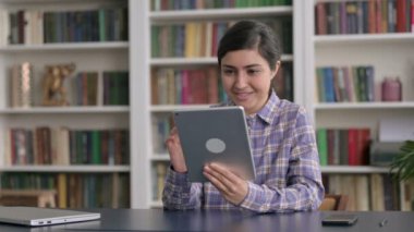 Ofiste Tabletteki Kaybına Tepki Veren Hintli Kadın 
