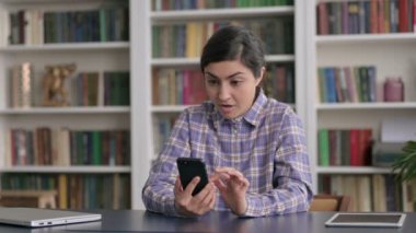 Başarılı Hintli Kadın Akıllı Telefonla Kutlama