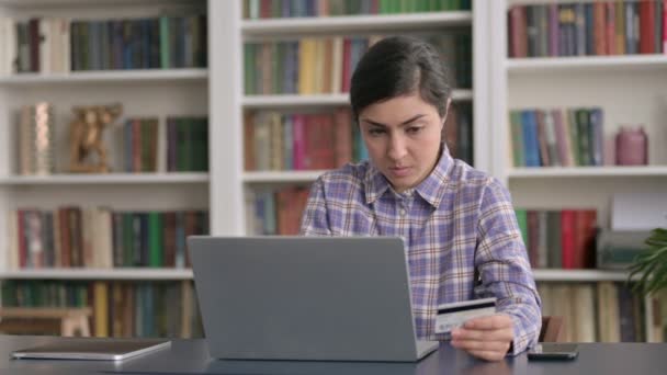 İnternette Ödeme Yapan Hintli Kadın Ofiste Dizüstü bilgisayarda Hatalı — Stok video