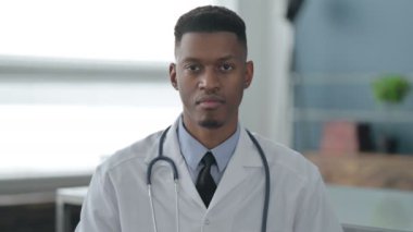 Afrikalı Doktorun Portresi Başparmakları Yukarı İşareti Gösteriyor 