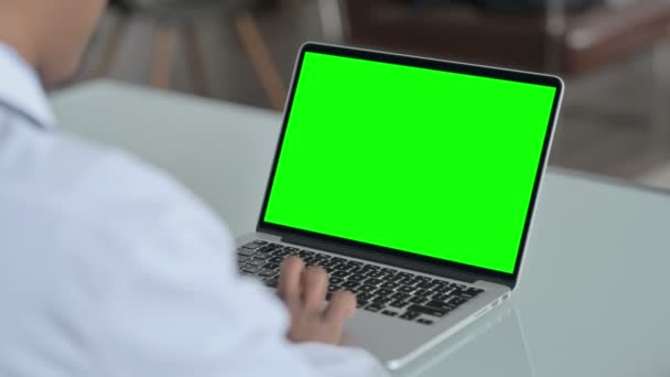 Zadní pohled afrického lékaře pomocí notebooku s otevřenou obrazovkou — Stock video