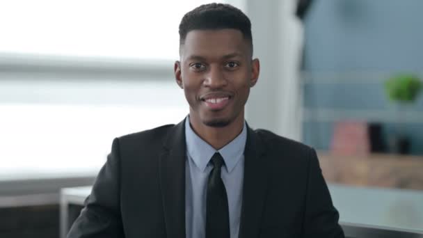 親指のサインアップを示すアフリカのビジネスマンの肖像 — ストック動画