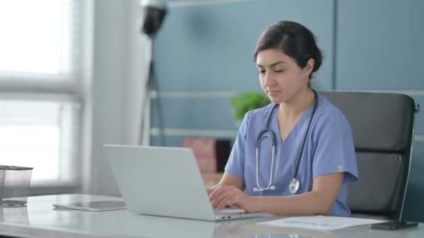 印度女医生，手提电脑摇头是个好兆头 — 图库视频影像