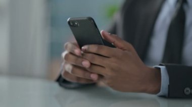 Smartphone kullanarak Afrikalı İşadamına yaklaş 
