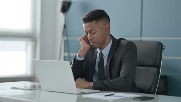 Empresário Africano tomando sesta enquanto sentado no escritório com laptop — Vídeo de Stock
