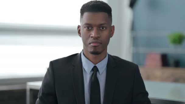 Portrét seriózního afrického podnikatele při pohledu na kameru — Stock video