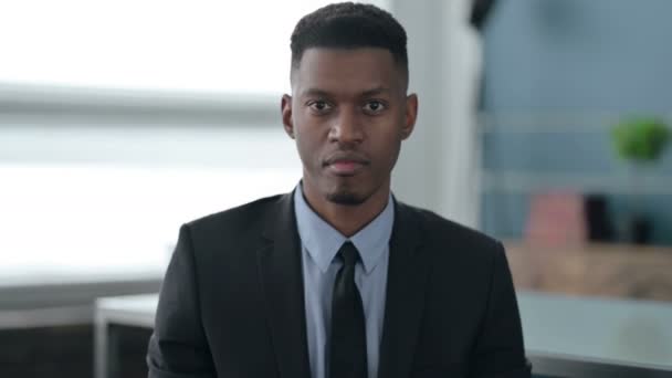 Porträt eines afrikanischen Geschäftsmannes, der schreit und schreit — Stockvideo