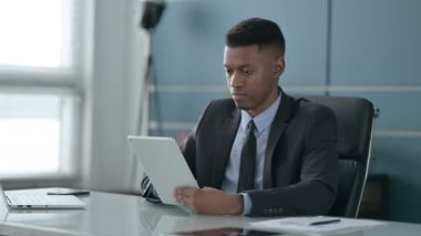 Afrikalı İşadamı Ofiste Tablet Kaybına Tepki Verdi 