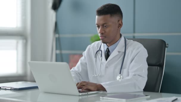 在办公室使用笔记本电脑时，非洲医生摇头说"没有标志" — 图库视频影像