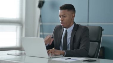 Ofiste dizüstü bilgisayar kullanırken Afrikalı İşadamı Öksürüyor 