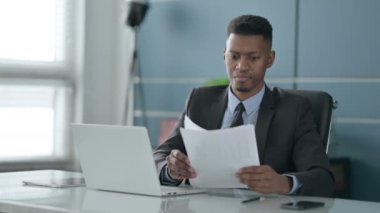 Ofisinde Dizüstü bilgisayar okuyan Afrikalı İşadamı 