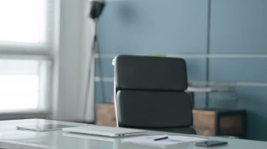 Afrikalı İşadamı Ofiste Dizüstü bilgisayar Açmaya Dönüyor