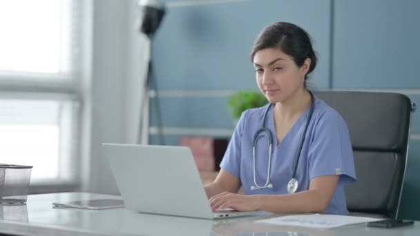 Indiska kvinnliga läkare visar tummen upp tecken när du använder laptop i Office — Stockvideo