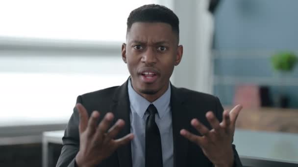 Портрет африканского бизнесмена, испытывающего гнев и ярость — стоковое видео