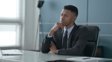 Ofiste Otururken Düşünen Afrikalı İş Adamı