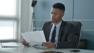 Afrikalı İşadamı Ofiste Otururken Haberleri Okuyor