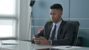 Afrikalı İş Adamı Akıllı Telefon Kayıplarına Tepki Verdi 