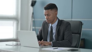 Afrikalı İşadamı Laptop Kullanırken Kayıp 'a Tepki Veriyor 