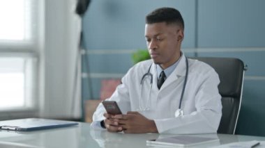 Ofiste akıllı telefon kullanan Afrikalı Doktor 