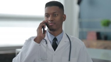Akıllı Telefonla Konuşan Afrikalı Doktor Portresi